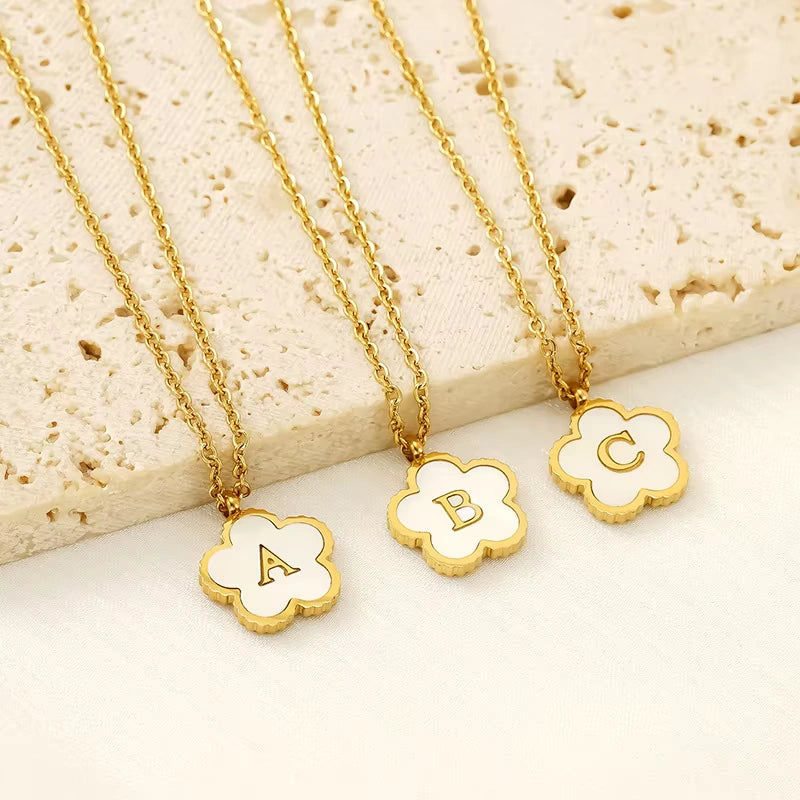 Gepersonaliseerde Gegraveerde Klaver Schelp Hanger Ketting Met Letters - Cadeaus Voor Haar