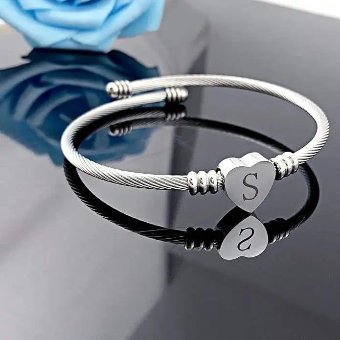 Gedraaide Stalen Hart Kabel Brief Gegraveerd Armband Voor Vrouwen