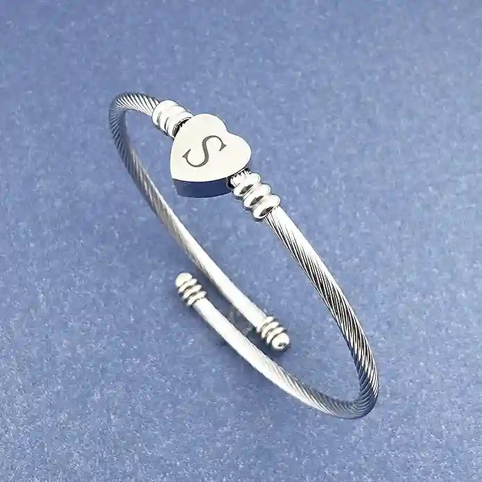 Gedraaide Stalen Hart Kabel Brief Gegraveerd Armband Voor Vrouwen