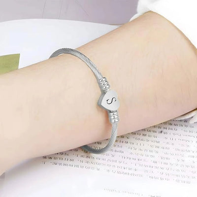 Gedraaide Stalen Hart Kabel Brief Gegraveerd Armband Voor Vrouwen - CustomLove.nl